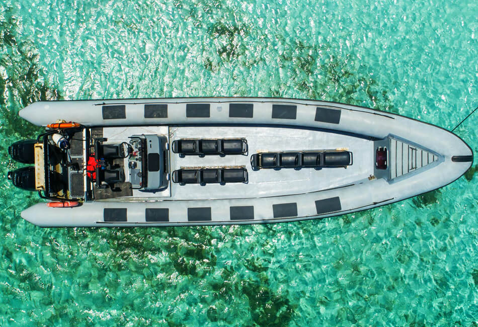 30 -metrski motorni čoln Rib